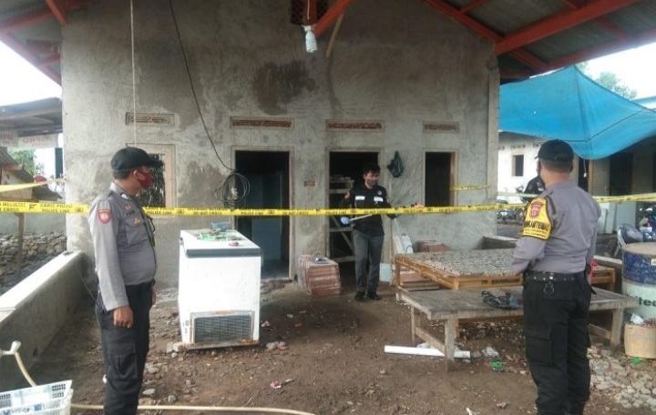 Tak Terima Ibunya Selingkuh, Pemuda Ini Nekat Bacok Tukang Bangunan Pakai Kapak