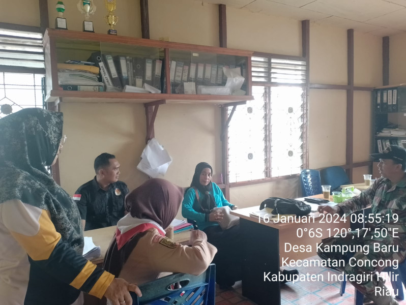 Babinsa Komsos Bersama Perangkat Desa dan Warga Desa Binaan