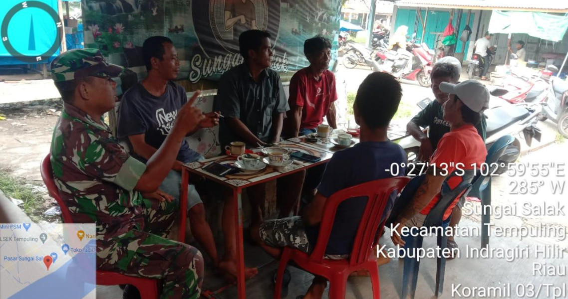 Rutinitas Babinsa Koramil 03/Tpl Lakukan Komsos, Sertu Mardia Sambangi Para Pemuda Di Sungai Salak