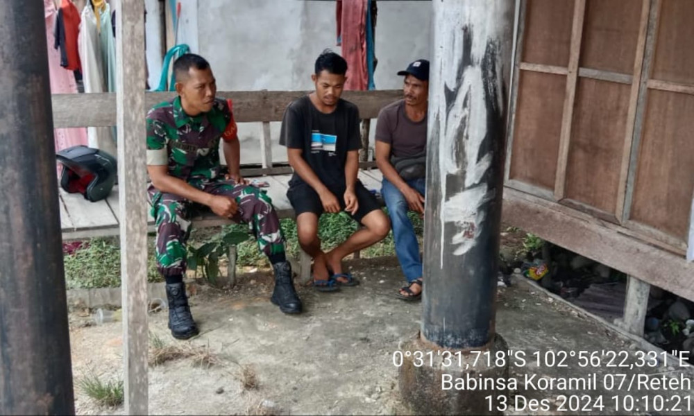 Bersama Tokoh Pemuda dan Perangkat Desa, Ini yang Disampaikan Babinsa 07/Reteh Saat Komsos