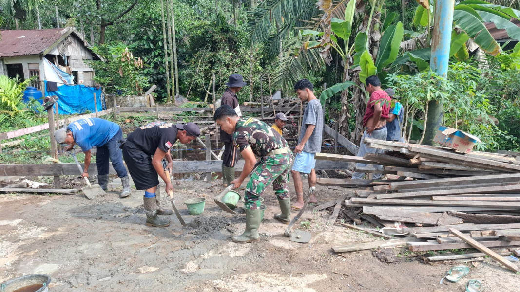 Hari Ketiga, Babinsa Koramil 03/Tpl Bersama Warga Gotong Royong Bangun Rumah Warga