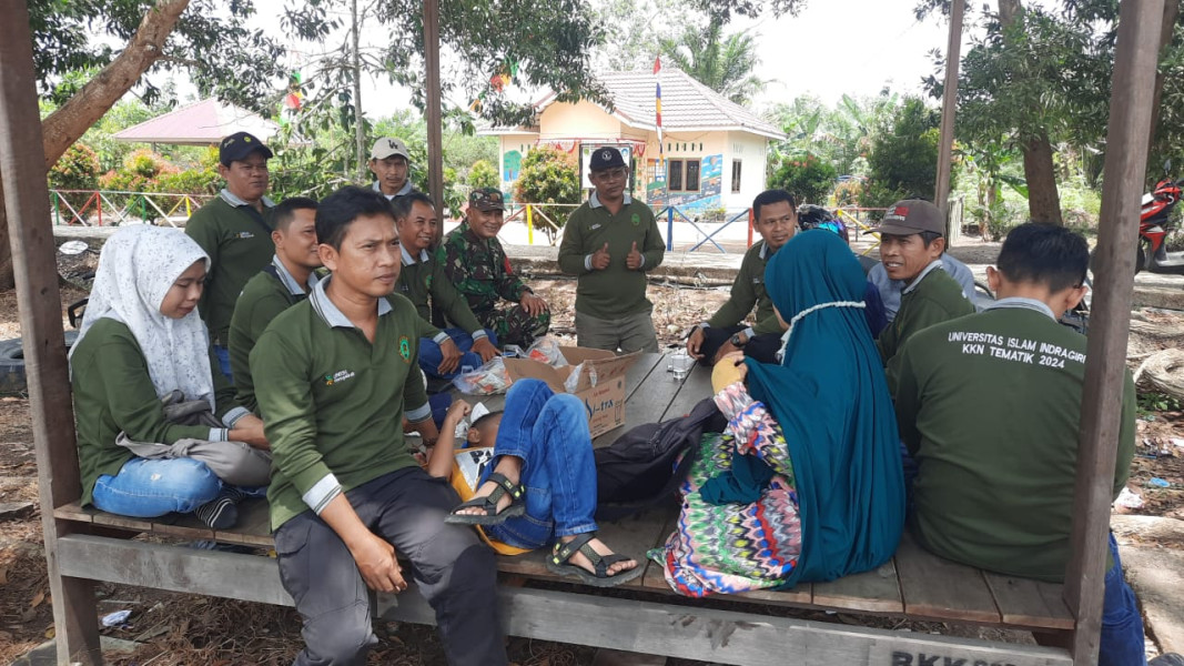 Melalui Komsos, Babinsa Koramil 03/Tpl Jalin Silaturahmi dengan Mahasiswa KKN di Wilayah Binaannya