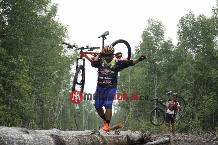 Wisata Bersepeda di Rawa Gambut Menyisir Hutan Mangrove Pada Jelajah Ekowisata Solop 2019