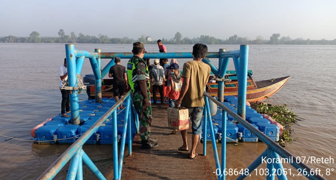 Babinsa Koramil 07/Reteh Rutin Pantau Disiplin Protkes di Pelabuhan LKMD Pulau Kijang