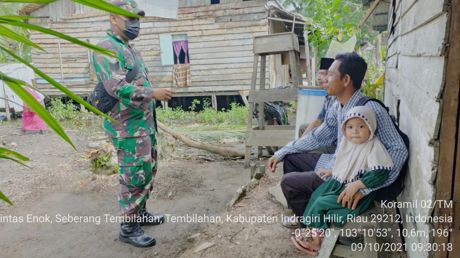 Babinsa Koramil 02/Tanah Merah Himbau Warga untuk Tetap Pakai Masker