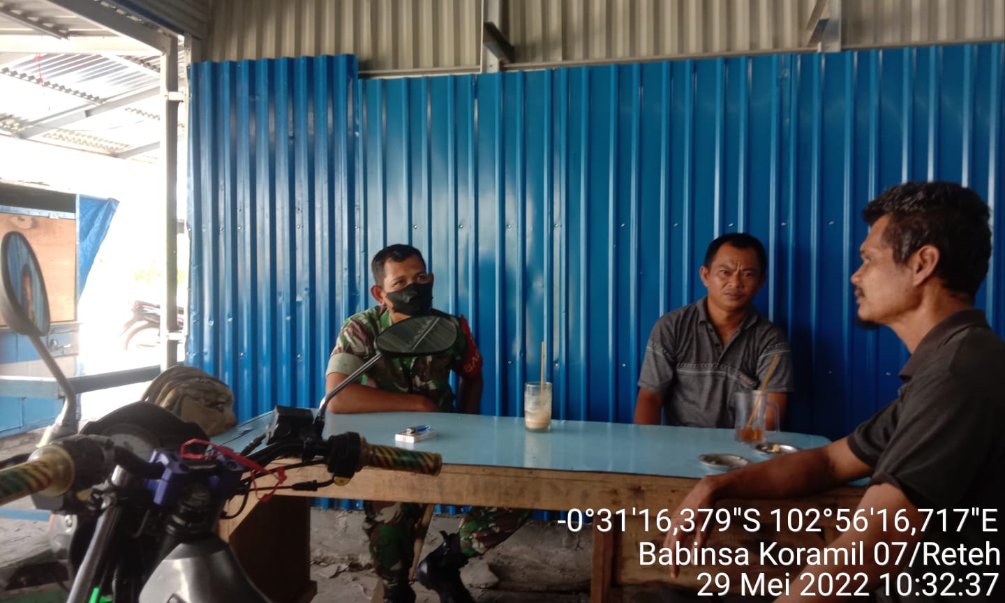 Komsos Bersama Masyarakat, Babinsa Koramil 07/Reteh Aktif Lakukan Komunikasi Sosial