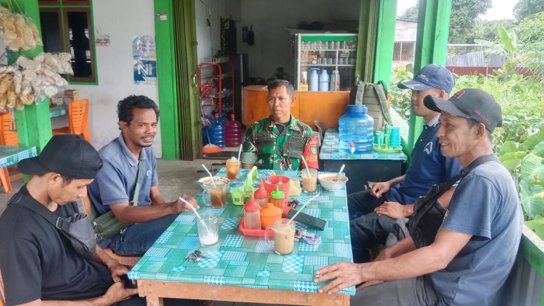 Babinsa Koramil 07/Reteh Bercengkrama Bersama Warga dalam Hangatnya Suasana Lebaran Idul Fitri