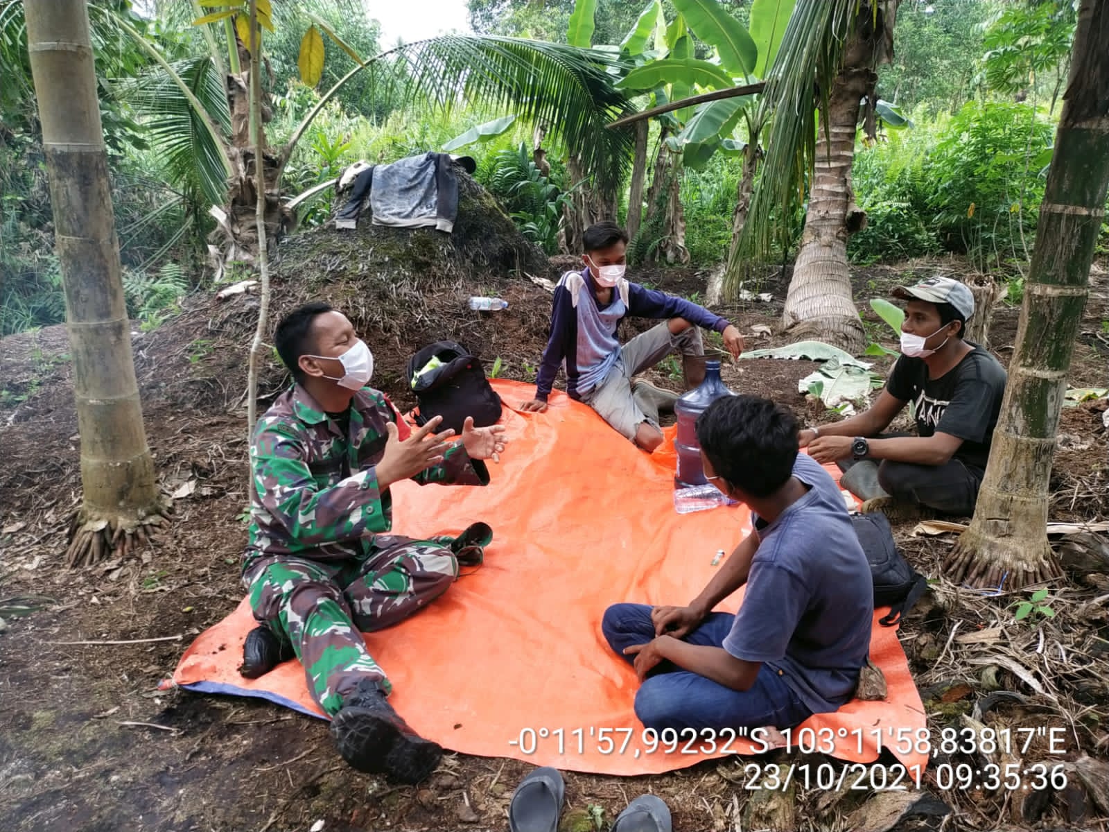 Sembari Bercengkrama, Babinsa Koramil 12/Batang Tuaka Himbau Warga Bersama Jaga Hutan