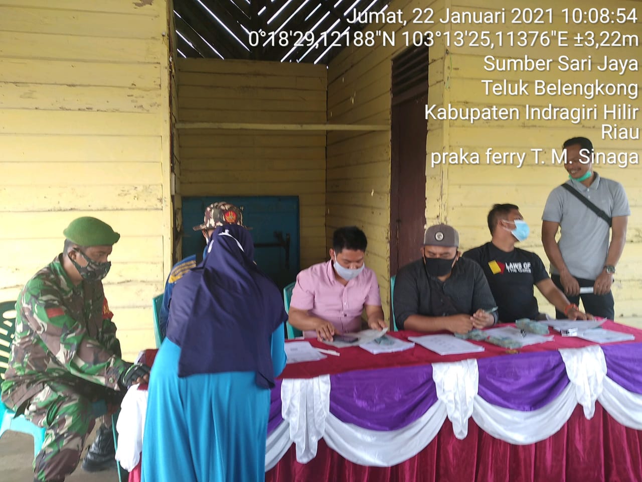 Babinsa Koramil 06/Kateman Bantu Penyaluran BST di Kantor Desa Sumber Sari Jaya