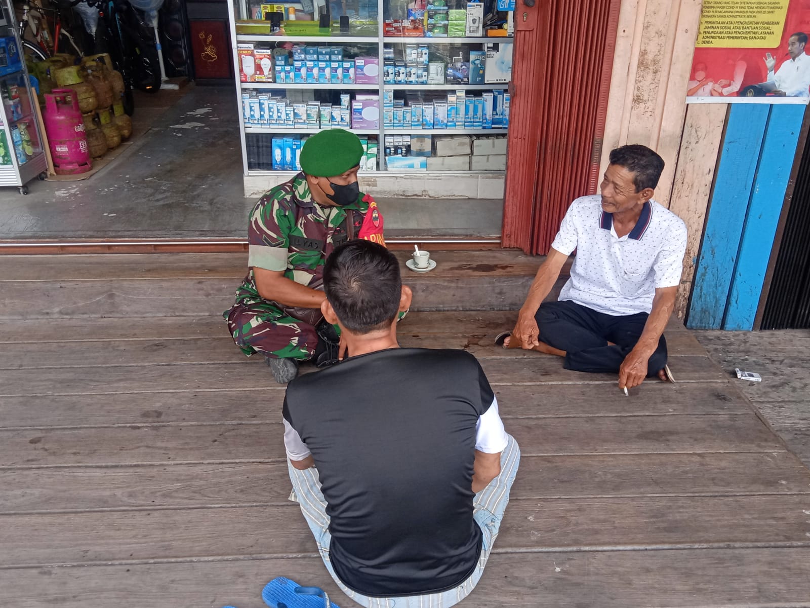 Demi Menjaga Keamanan Desa, Serda Ilyas Lakukan Pengawasan Desa Melalui Komsos