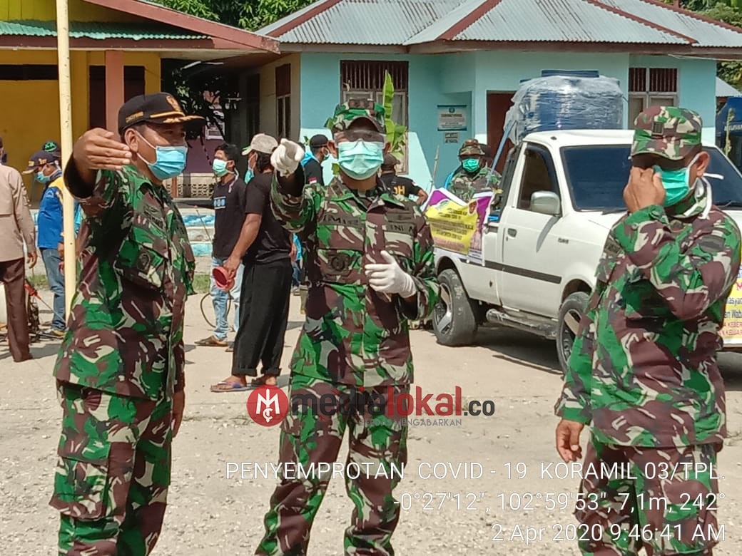 Dandim 0314/Inhil Bersama Danramil 03/Tempuling, Turun Langsung Laksanakan Penyemprotan Disinfektan 