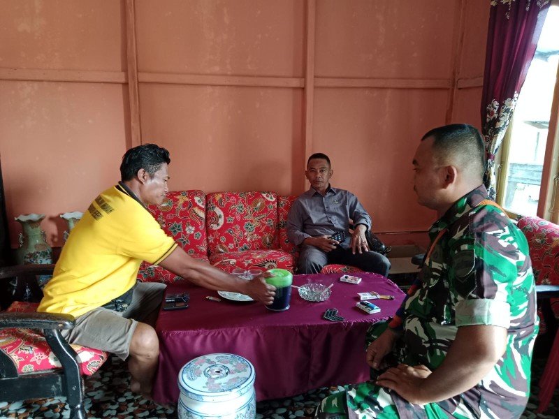 Babinsa Serka F. Barus Laksanakan Komsos untuk Meningkatkan Hubungan dengan Tokoh Masyarakat
