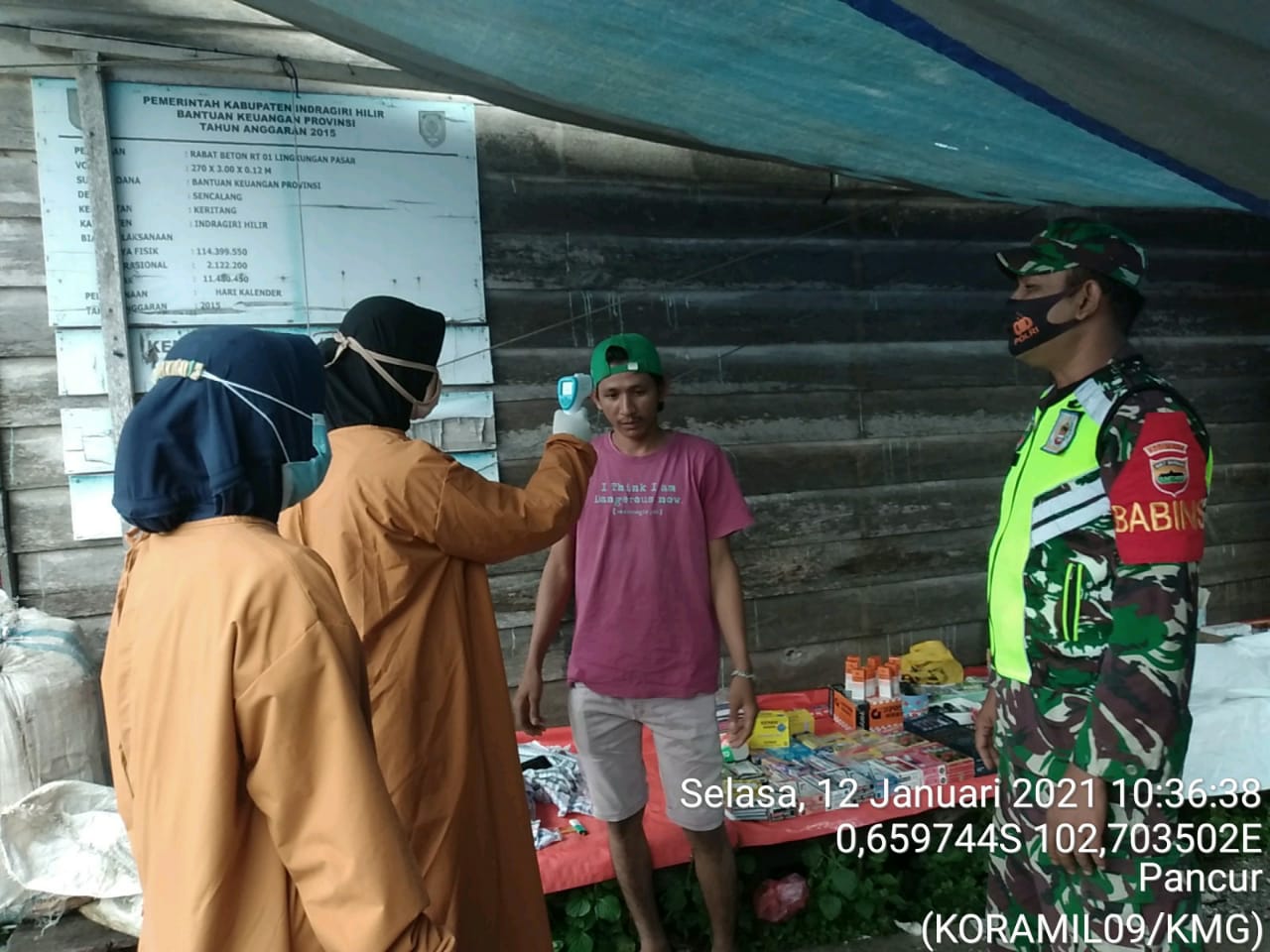 Babinsa Koramil 09/Kemuning Terus Lakukan Penegakan Protkes di Pasar Sungai Akar