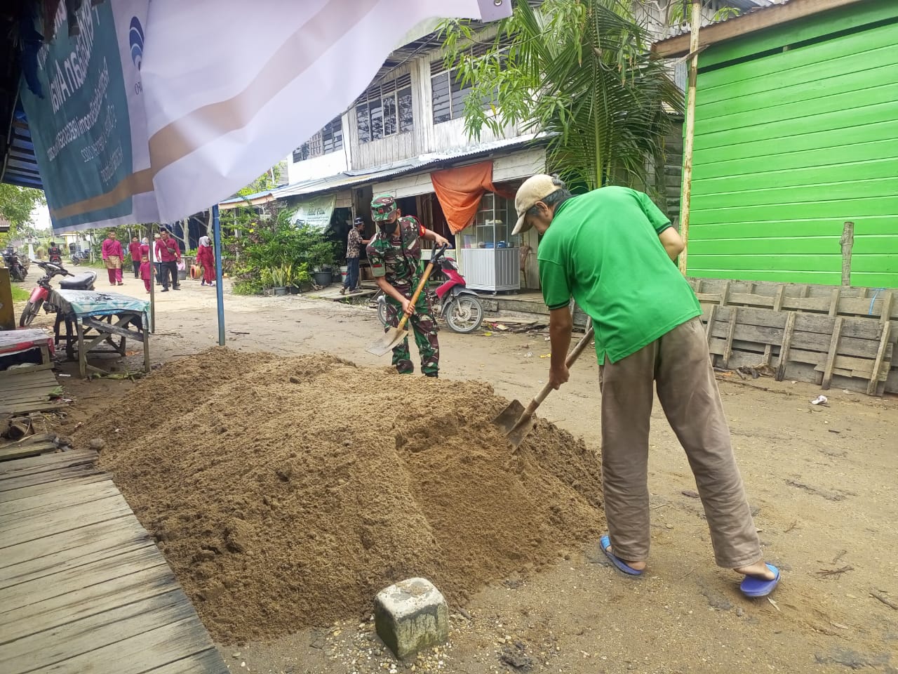 Pelaksanaan Pembangunan Jalan Melalui Goro Oleh Babinsa Koramil 04/Kuindra