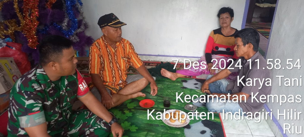 Babinsa Koramil 03/Tpl Praka LF. Siallagan Membantu Warga Desa Karya Tani Memperoleh Akta Kelahiran