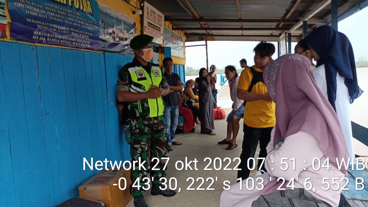 Pengecekan Terhadap Penumpang Pelabuhan Terkait Prokes Oleh Babinsa Koramil 07/Reteh