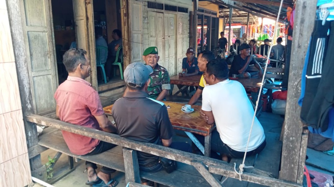 Babinsa Koramil 05/Gas Serma Tota Sambangi Warga Sekaligus Sampaikan Pesan Kamtibmas