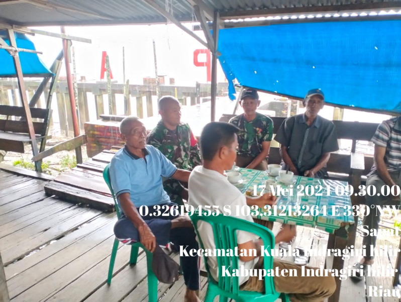 Babinsa Koramil 04/Kuindra Jaga Persatuan dan Kesatuan Melalui Komsos