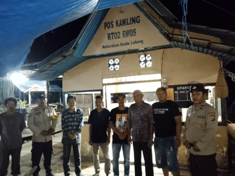 Personil Polsek Gaung Kunjungi Pos Sat Kamling di Kelurahan Kuala Lahang dengan Penuh Kehangatan