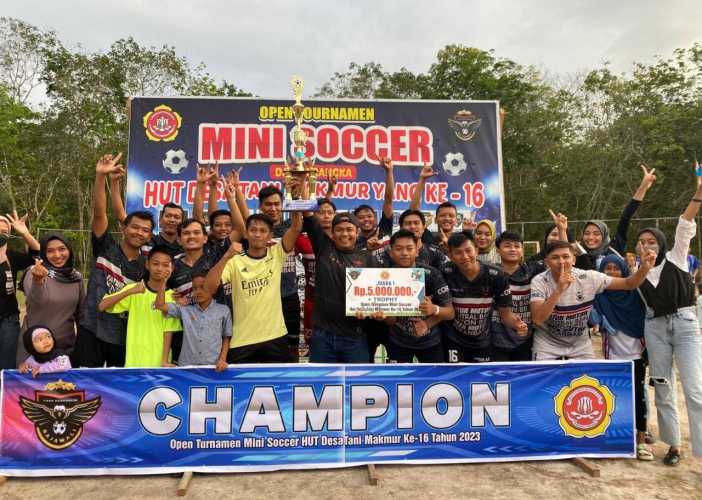 HUT Desa Tani Makmur, Fatur Family Juara Satu Mini Soccer, Dodi Irawan Serahkan Piala