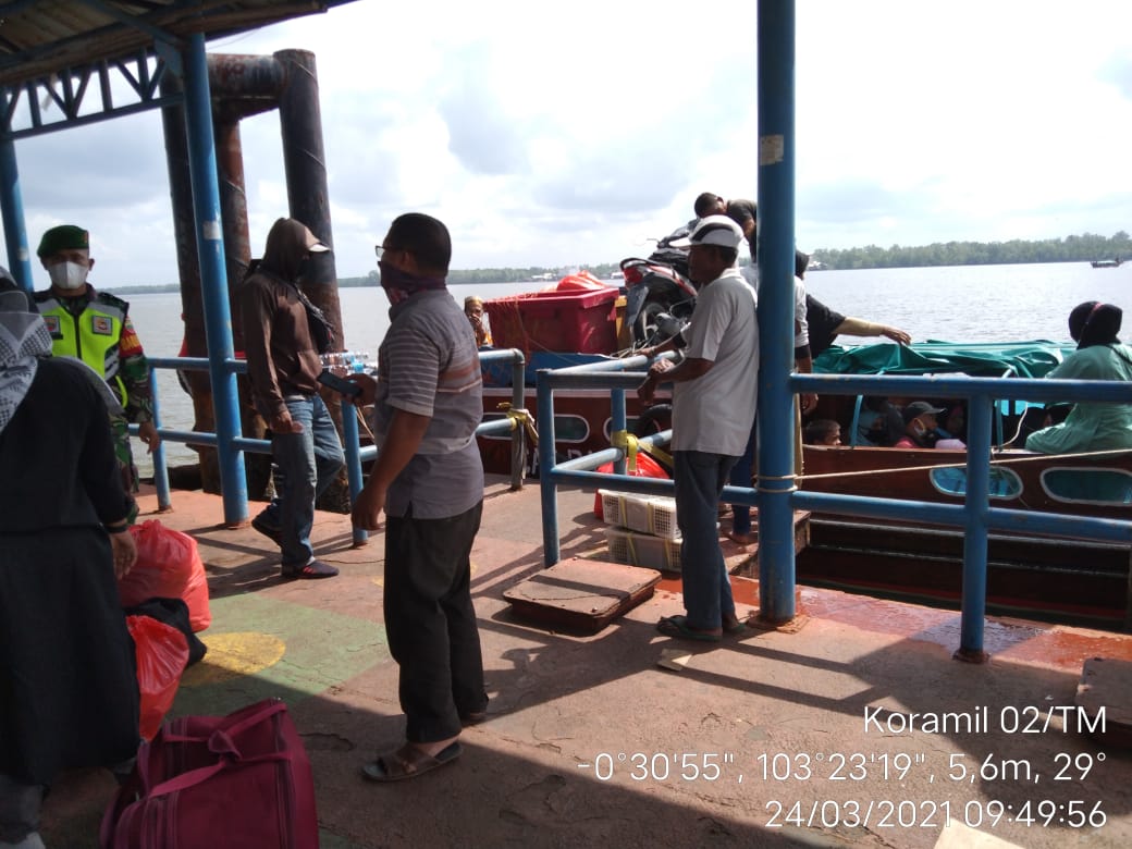 Personil Koramil 02/Tanah Merah Terus Imbau Warga Untuk Patuhi Protkes