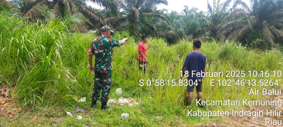 Babinsa Koramil 09/Kemuning Melaksanakan Patroli dan Sosialisasi Karlahut di Wilayah Desa Air Balui