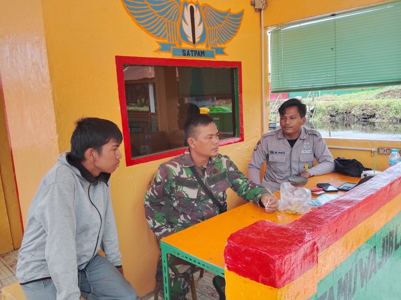 Babinsa Sertu Pardamaean Siregar Jalin Komsos Erat Dengan Satpam: Sinergi Jaga Keamanan Desa