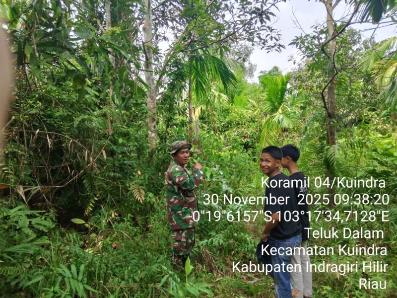 Babinsa Koramil 04/Kdr Ajak Warga Untuk Patroli Tapal Batas Guna Pastikan Situasi di Binaan