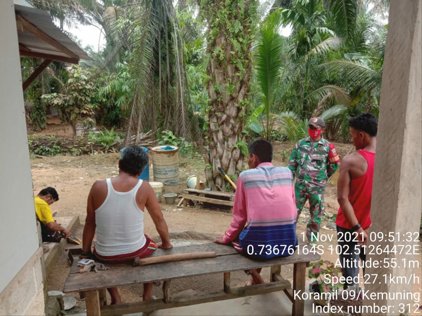 Berikan Edukasi Protkes, Babinsa Koramil 09/Kemuning Komsos di Kemuning Tua