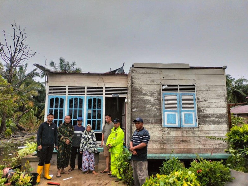 Polres Bengkalis Kawal Penanganan  Bencana Puting Beliung Di Desa Api-Api