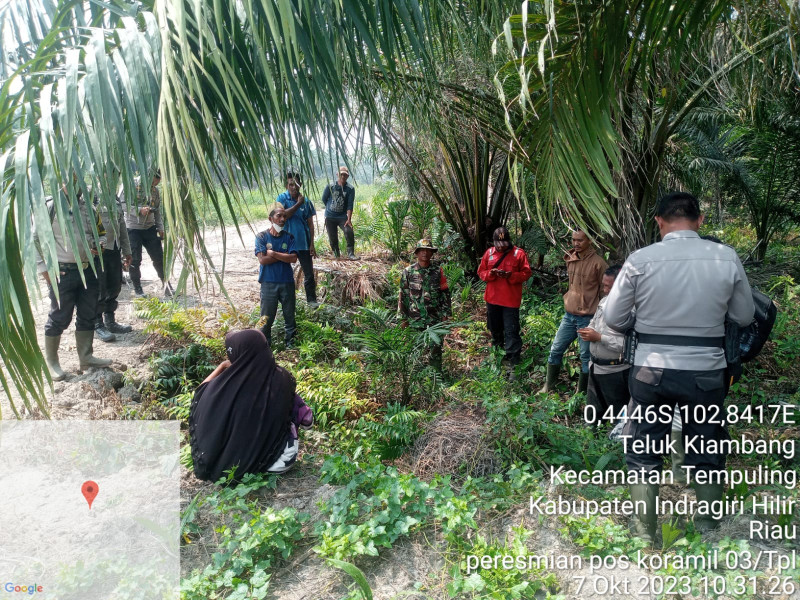 Babinsa Koramil 03/Tpl Lakukan Penanggulangan Karhutla Bersama Warga