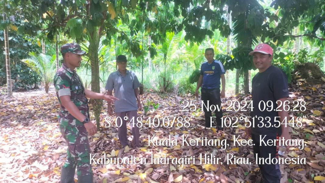 Babinsa Koramil 09/Kemuning Giat Karhutla Dengan Warga Setempat