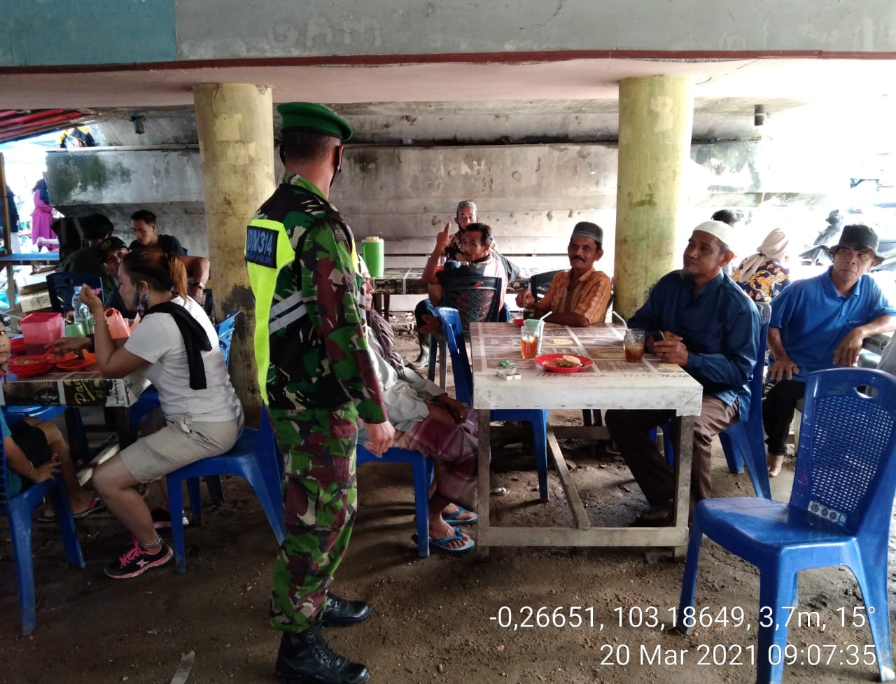 Terus Himbau Warga Agar Terapkan Prokes, Babinsa Komsos dengan di Warung Sungai Luar