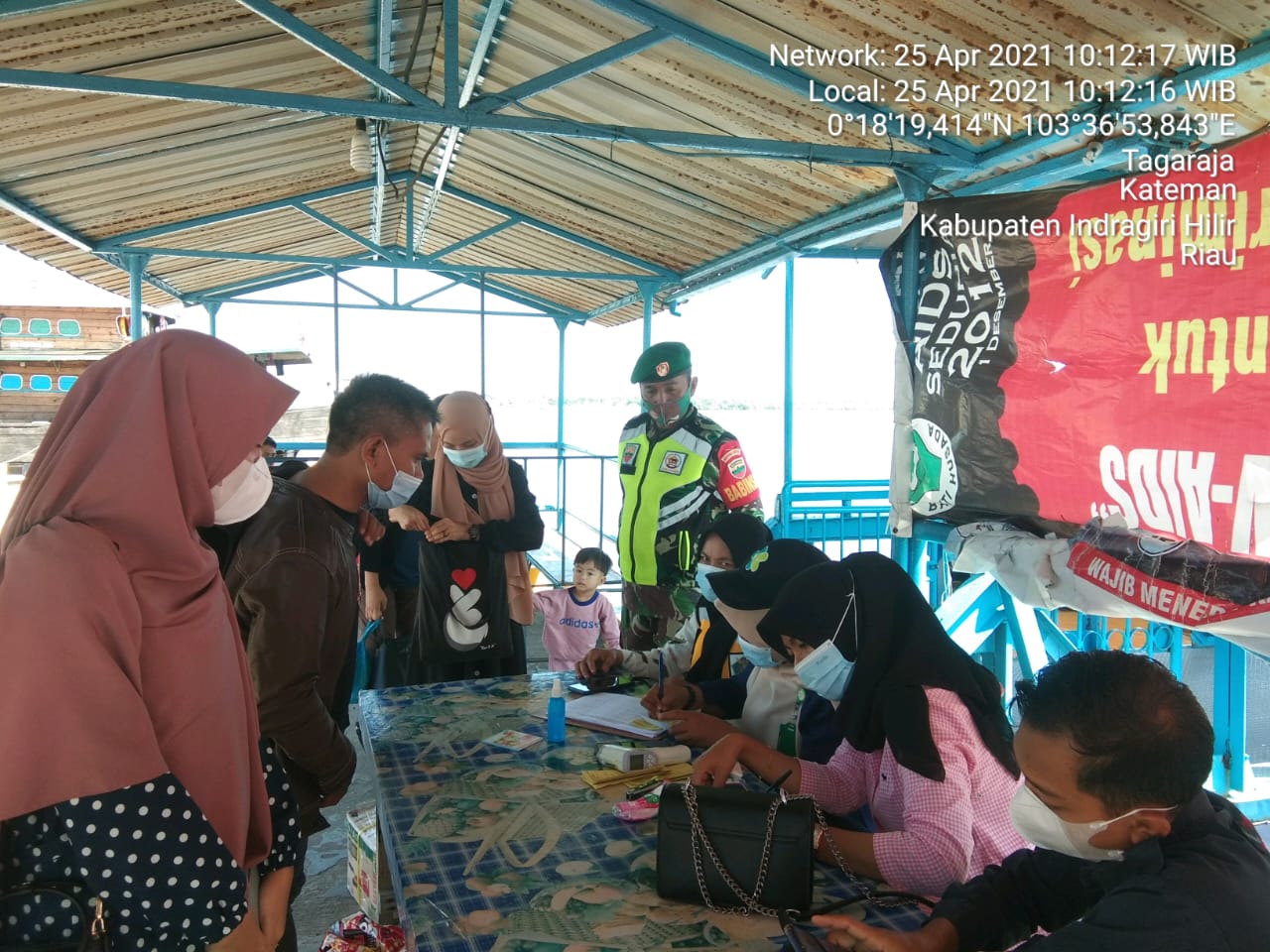 Ini yang Dilakukan Babinsa Koramil 06/Kateman Serda Lendi Piter di Pelabuhan HK