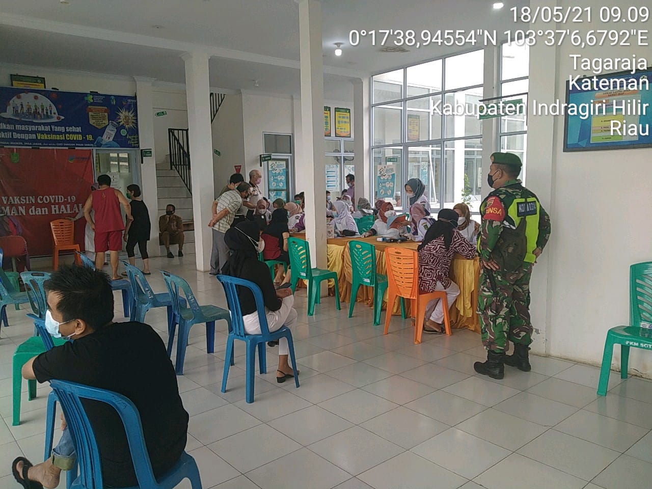 Babinsa Koramil 06/Kateman Dampingi Vaksinasi Kepada Paramedik dan Lansia