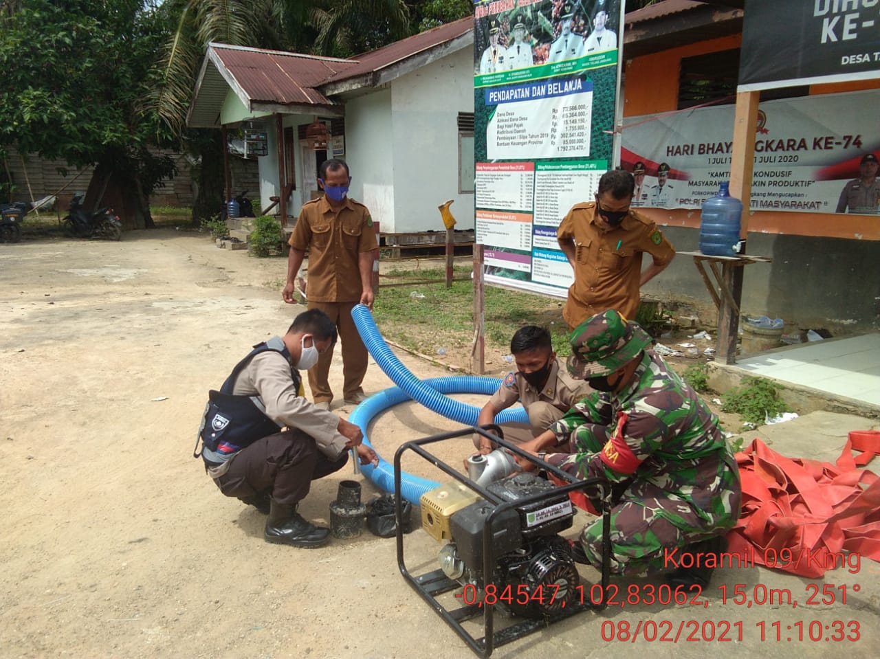 Babinsa Koramil 09/Kemuning dan Bhabinkamtibmas Cek Peralatan Pemadam Karhutla di Kantor Desa