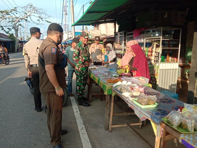 Tingkatkan Keamanan Bulan Suci Ramadhan 1444 H, Babinsa Koramil 03/Tpl Patroli Bersama