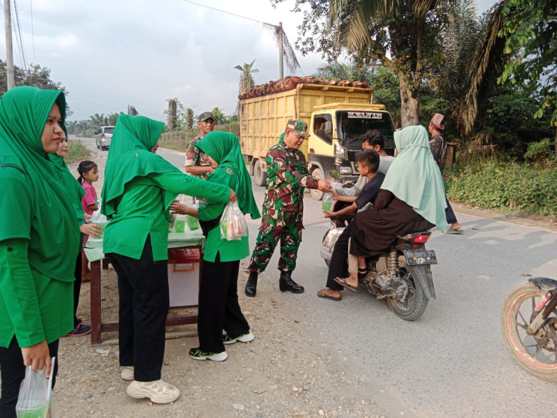 Ramadhan Berbagi, Danramil 09/Kmg Bagikan Takjil Kepada Masyarakat Setempat