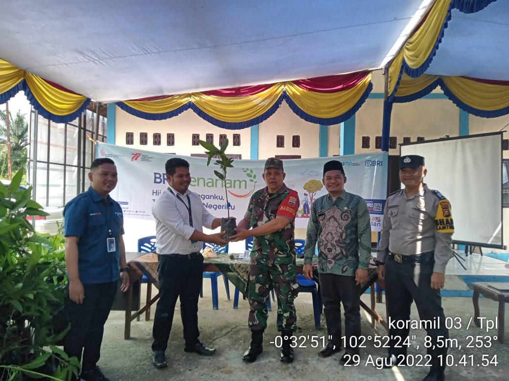 Babinsa 03/Tempuling Hadiri Penyerahan Bibit Mangga Di Kecamatan Kempas