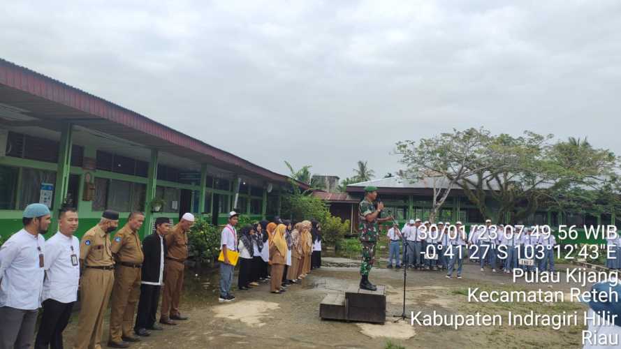 Danramil 07/Reteh Lakukan Upacara Bendera Bersama Siswa/I SMAN 1 Reteh