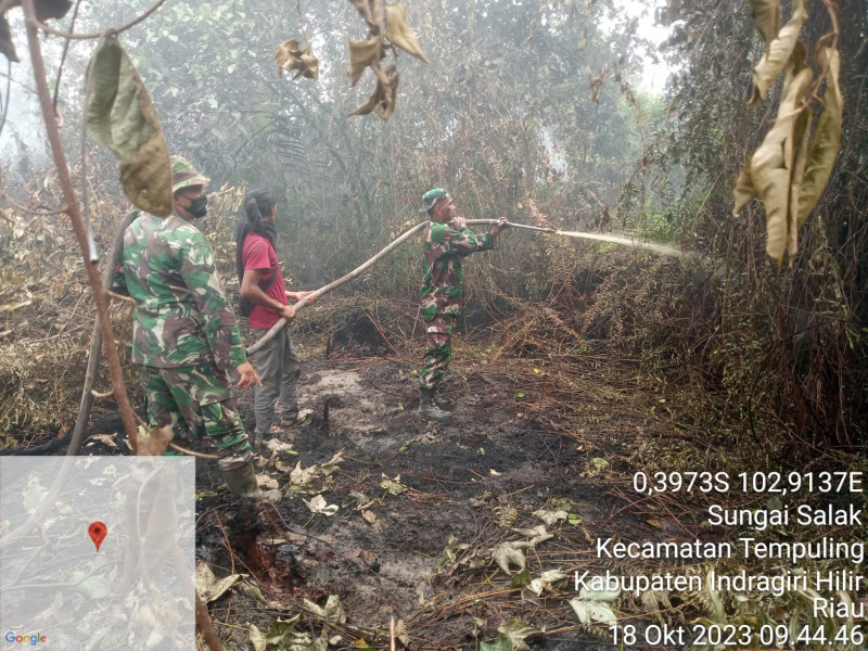 Serka Hendra Putra dan Serka Faisal Bersama Elemen Masyarakat Untuk Turun Padamkan Api Karhutla