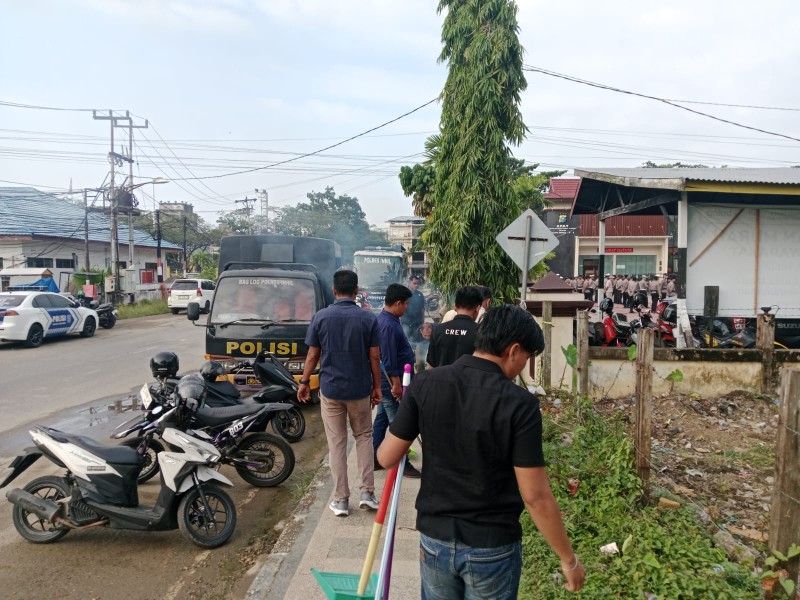 Satintelkam Polres Inhil Gelar Gotong Royong Peduli Lingkungan di Jalan Gajah Mada