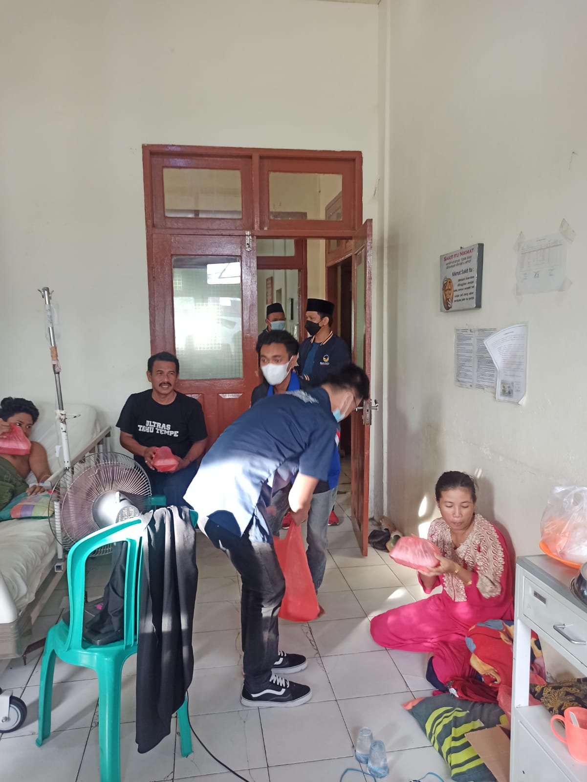 Peduli Sesama, NasDem Inhil Berbagi Nasi Kotak dan Takjil Kepada Pasien dan Keluarganya di RSUD PH