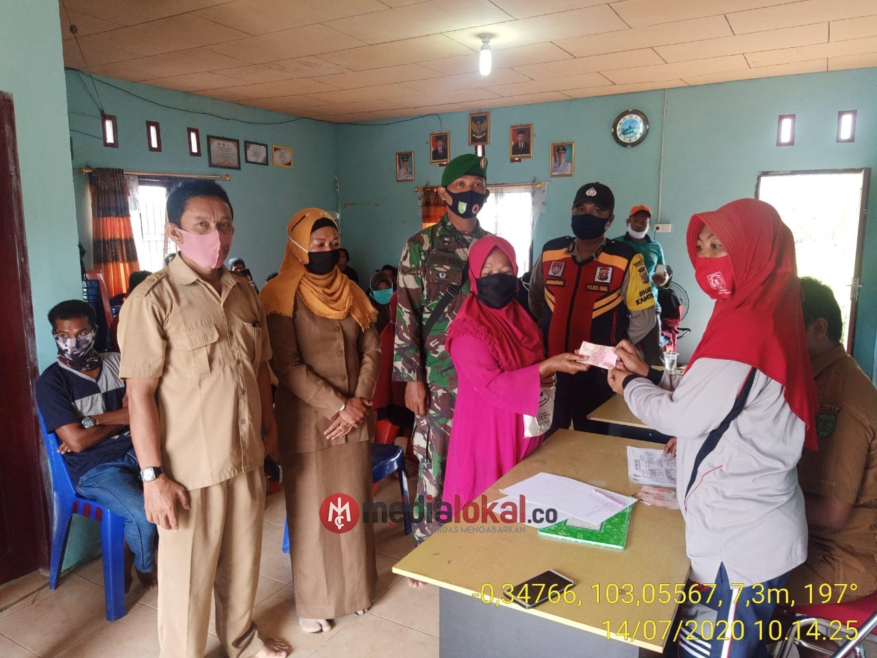 Dampingi Penyaluran BLT Desa Kuala Sebatu, Serda A Sidik Koramil 12/Batang Tuaka Siaga