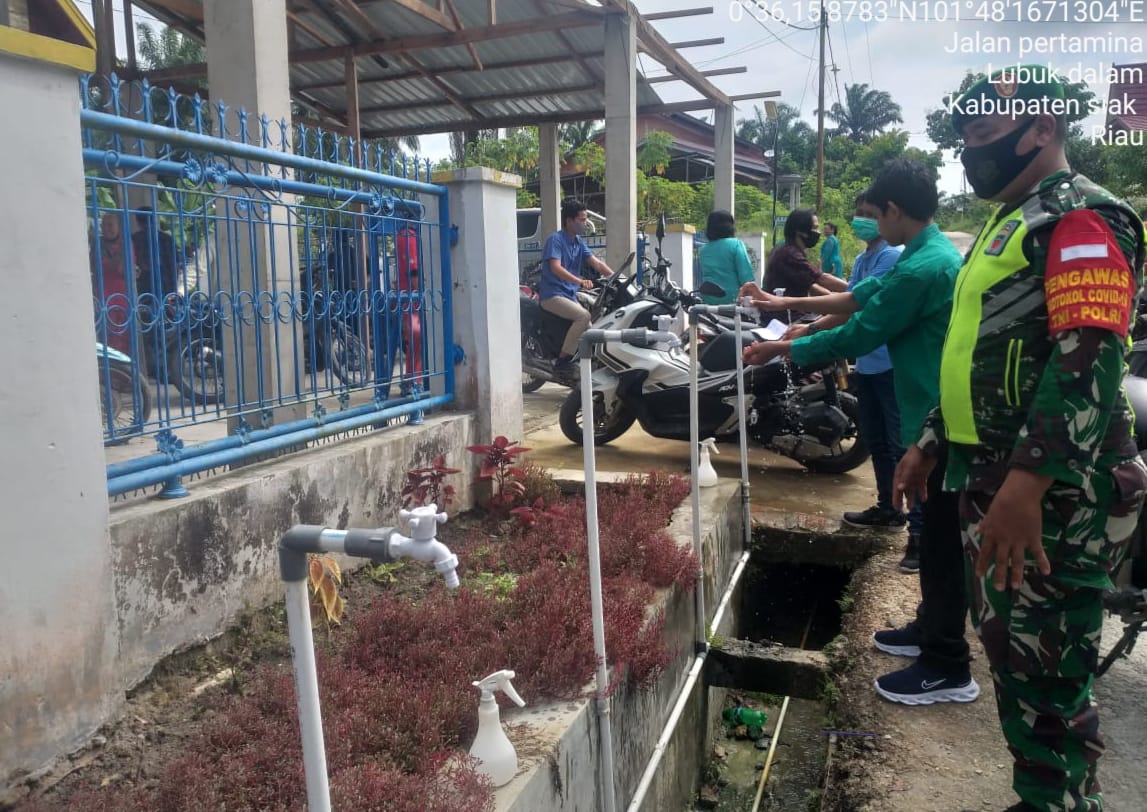 Babinsa Melaksanakan Penegakan Disiplin Prokes  di Gereja HKBP Empang Baru Babinsa Melaksanakan Penegakan Disiplin Prokes  di Gereja HKBP Empang Baru