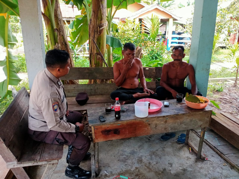 Giat Rutin, Bhabinkamtibmas Desa Terusan Kempas Brigadir Akmaluddin Laksanakan Sambangi Warga