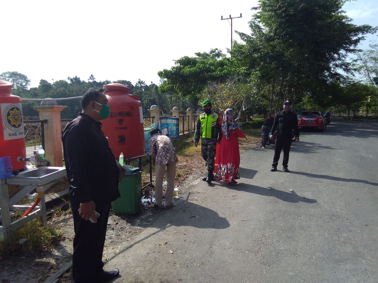 Aparat Gabungan TNI/Polri dan Disprindag Siak Mengimbau Masyarakat Gunakan Masker Aparat Gabungan TNI/Polri dan Disprindag Siak Mengimbau Masyarakat Gunakan Masker