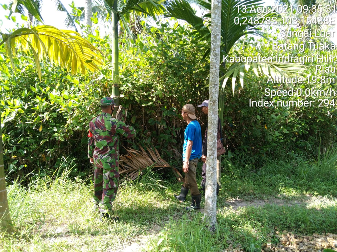 Bersama Warga, Babinsa Simpang Jaya Pantau Lokasi Rawan Kebakaran Lahan dan Hutan