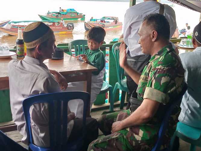 Babinsa Koramil 04/Kuindra Dalam Komsosnya Lakukan Hal-hal Yang Positif di Wilayah