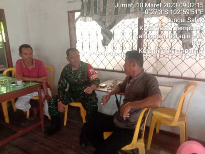 Komsos dengan Ketua RW 003 dan RT 006, Ini yang Dibahas Babinsa 03/Tpl